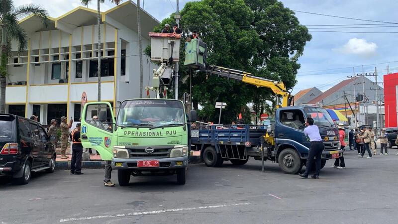 Semrawut tanpa Izin dan Ganggu Infrastruktur, Kabel Ilegal di Jember Dipotong Dishub 1 Kabel ilegal.