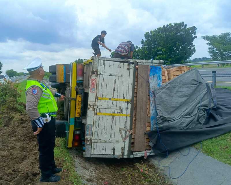 Truk Buah Terguling di Tol Jombang Mojokerto, Ini Kronologi dan Penyebabnya 1 Tol Jombang Mojokerto.
