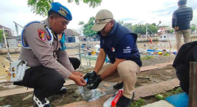 Olah TKP Perahu Nelayan Pasuruan Terbakar, Polisi Temukan Bom Molotov 1 Perahu nelayan Pasuruan.