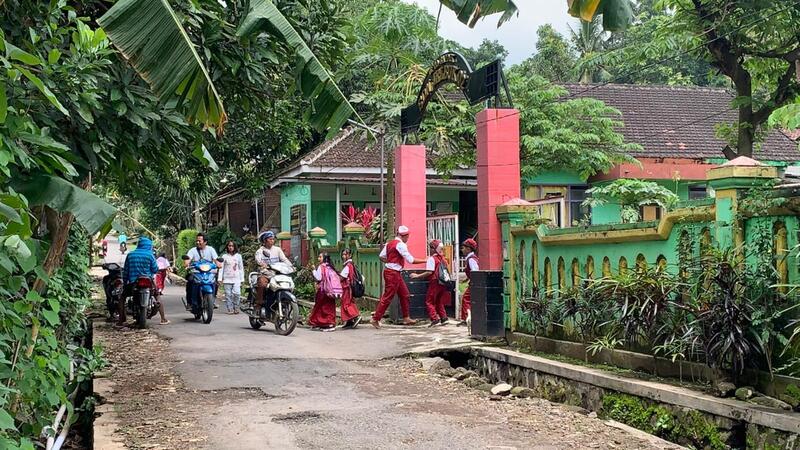 Buntut Dugaan Guru di Jember Telanjangi Murid, Sejumlah Siswa Tolak Masuk Sekolah 1 Guru di Jember.