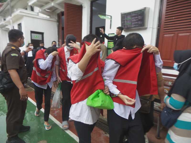 Digelar Tertutup, 25 Terdakwa Peserta Pesta Gay Jalani Sidang Perdana di PN Surabaya 1 Pesta gay.