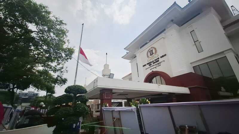 Bendera Setengah Tiang di DPRD Surabaya, Tanda Duka Meninggalnya Cak Awi 1 DPRD Surabaya.