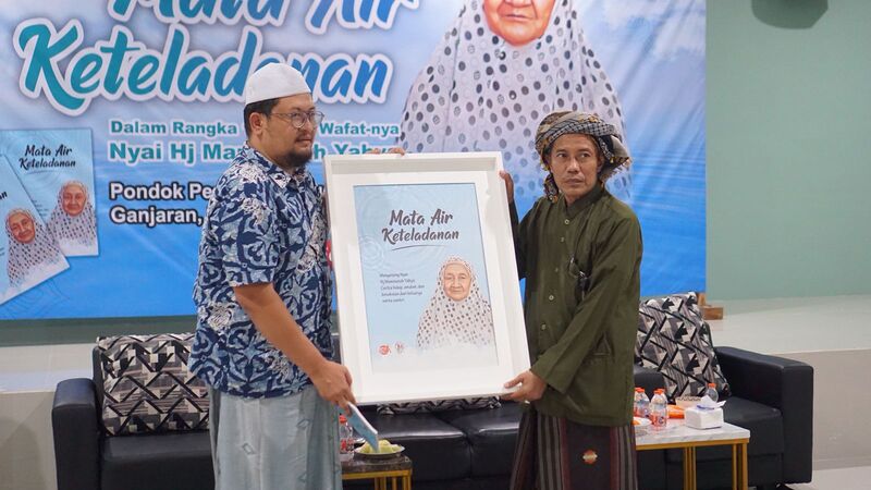 Buku Mata Air Keteladanan Kenang Sosok Teladan Nyai Hj Mamnunah, Wali Allah dari Ganjaran 2 Launching Buku Mata Air Keteladanan.