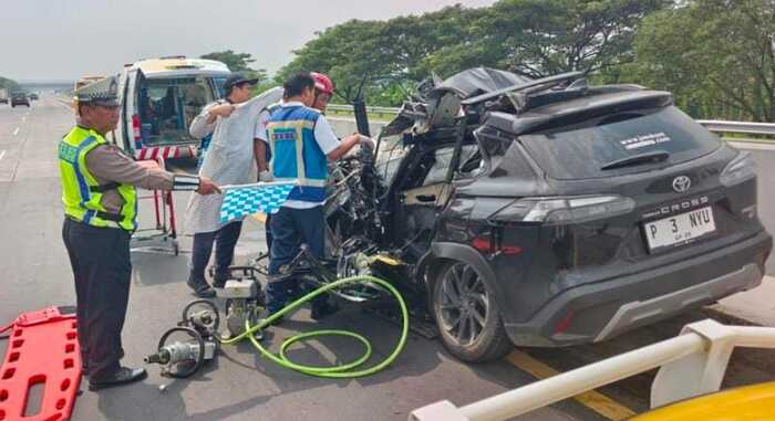 Sopir Diduga Ngantuk, Mobil Tabrak Truk di Tol Gempol-Pasuruan, 2 Orang Luka-Luka 1 Tol Gempol-Pasuruan.