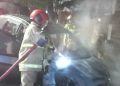 Mobil terbakar.