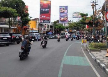 Muda-mudi Ngabuburit di Kayutangan Heritage, Dishub Perketat Motor Parkir Sembarangan di Tepi Jalan 4 Ngabuburit di Kayutangan.