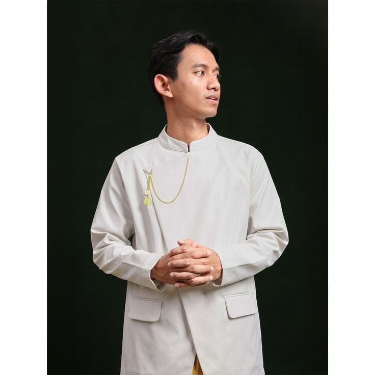 5 Inspirasi Outfit Lebaran Pria Antimainstream 2026, Tampil Stylish tapi Tetap Sopan 5 Outfit pria Lebaran 2026.