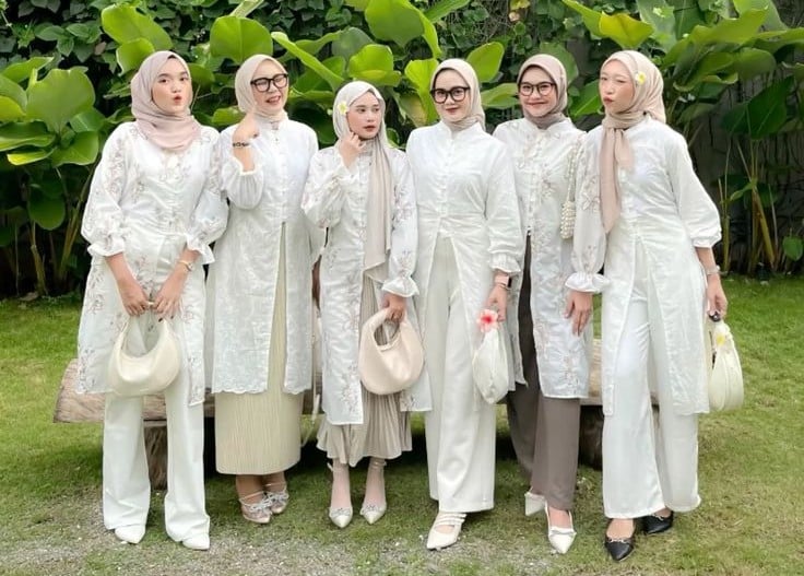 8 Inspirasi Outfit Lebaran 2026 untuk Wanita: Gamis Bini Orang Paling Diminati 1 Outfit Lebaran.