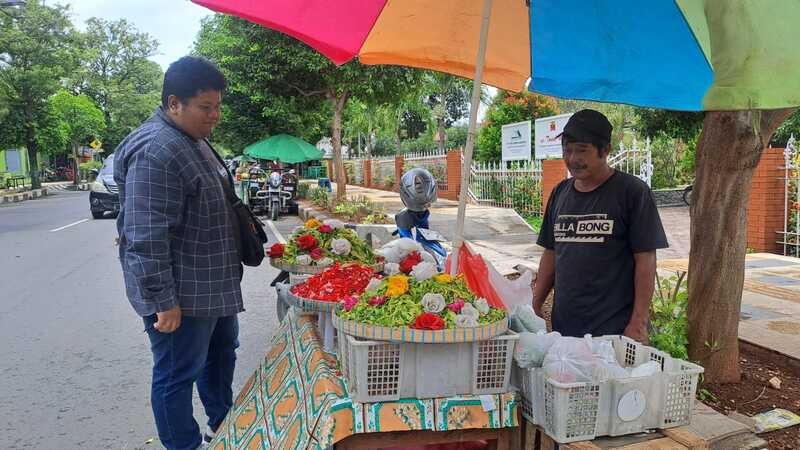 Satu Keluarga di Tuban Kompak Jual Bunga Tabur Jelang Ramadhan, Tradisi Nyekar Jadi Rezeki Musiman 1 Bunga tabur.