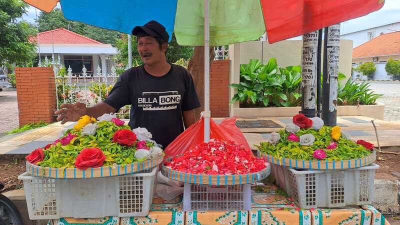 Satu Keluarga di Tuban Kompak Jual Bunga Tabur Jelang Ramadhan, Tradisi Nyekar Jadi Rezeki Musiman 2 Bunga tabur di Tuban.