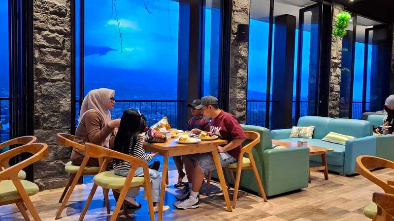 Sensasi Bukber Keluarga di Awang-Awang Sky Lounge Kota Batu, City Light Jadi Primadona 1 Awang-Awang Sky Lounge.