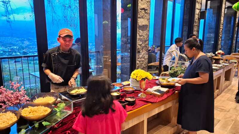 Sensasi Bukber Keluarga di Awang-Awang Sky Lounge Kota Batu, City Light Jadi Primadona 2 Awang-Awang Sky Lounge Kota Batu.
