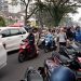 Bandel Parkir Liar di Jalan Suhat Malang, Petugas Dishub Ancam Angkut Kendaraan 8 Parkir liar.