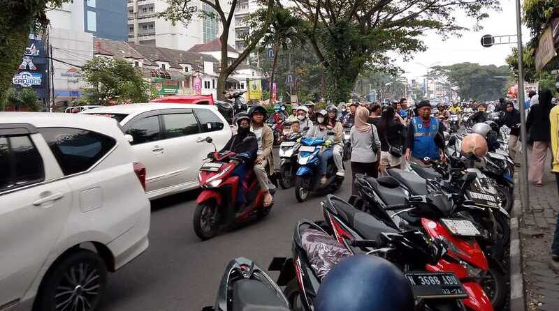 Bandel Parkir Liar di Jalan Suhat Malang, Petugas Dishub Ancam Angkut Kendaraan 1 Parkir liar.