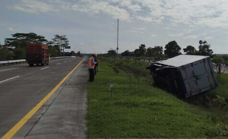 Dugaan Sopir Ngantuk, Mobil Muatan Kompresor Terperosok di Tol Jombang Mojokerto 1 Tol Jombang Mojokerto.
