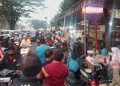 Pedagang takjil di Suhat.