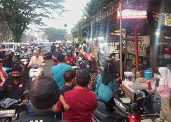 Pedagang takjil di Suhat.