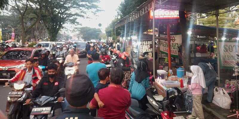 Terbongkar Izin Tak Resmi, Pedagang Takjil di Suhat Malang Ngaku Kecewa Bayar Sewa Lapak 1 Pedagang takjil di Suhat.