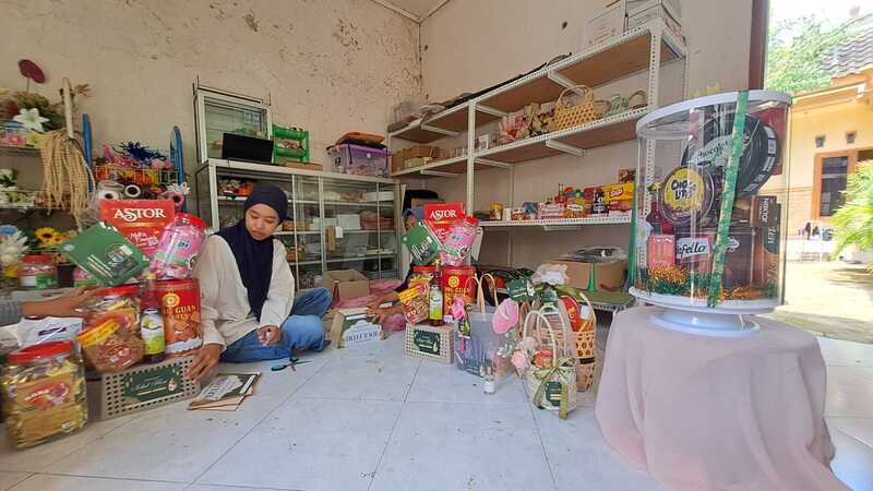 Tren Hampers Tabung Premium, Smely Flower Tuban Banjir Orderan sebelum Launching 3 Hampers tabung di Tuban.