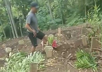 Makam rusak.
