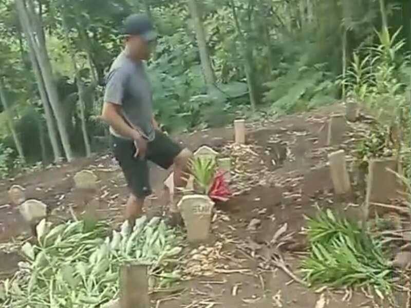 Juru Kunci Diduga Geser Paksa Nisan, Puluhan Makam Rusak di TPU Dusun Sumber Sari Kota Batu 1 Makam rusak.