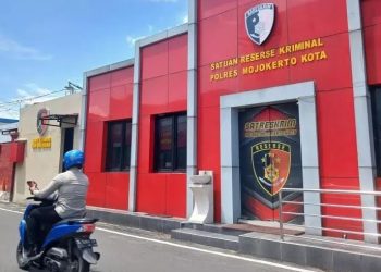 Mahasiswi Mojokerto.