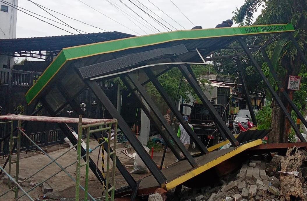 Halte Trans Jatim Mojokerto-Surabaya Rusak Ditabrak Pikap, Pelaku Tanggung Biaya Perbaikan 1 Halte Trans Jatim.