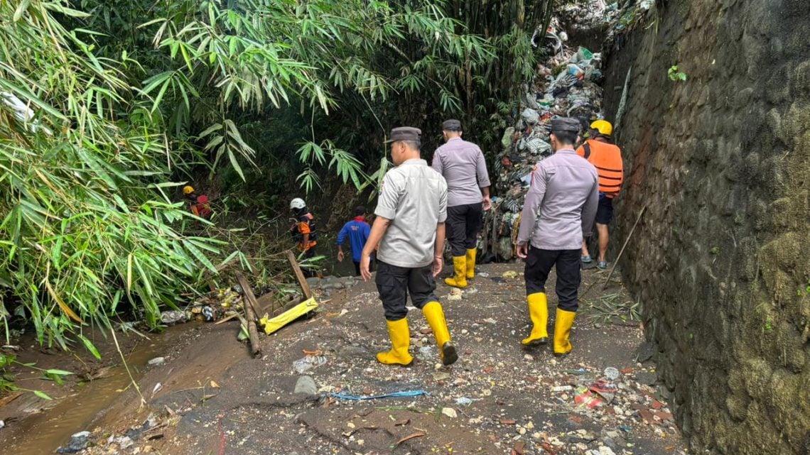 Pencarian Remaja Hanyut di Malang Terkendala Hujan Arus Deras 1 Pencarian Remaja Hanyut di Malang. Petugas melakukan penyisiran di lokasi pencarian. Foto: Polres Malang