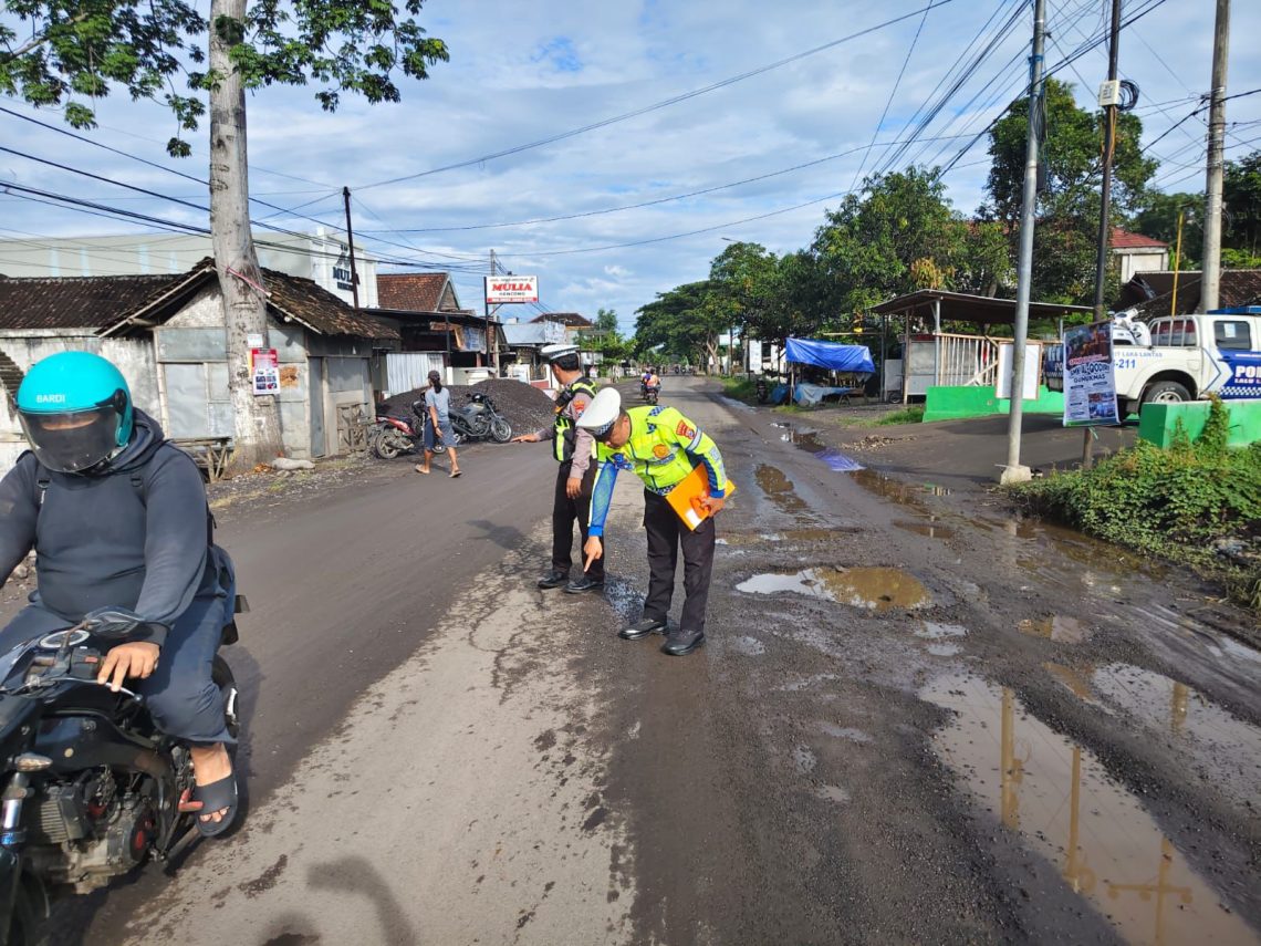 Tengah Malam Remaja Putri Tewas Usai Sepeda Motor Oleng dan Terseret Tronton di Jember 1 terseret tronton di Jember