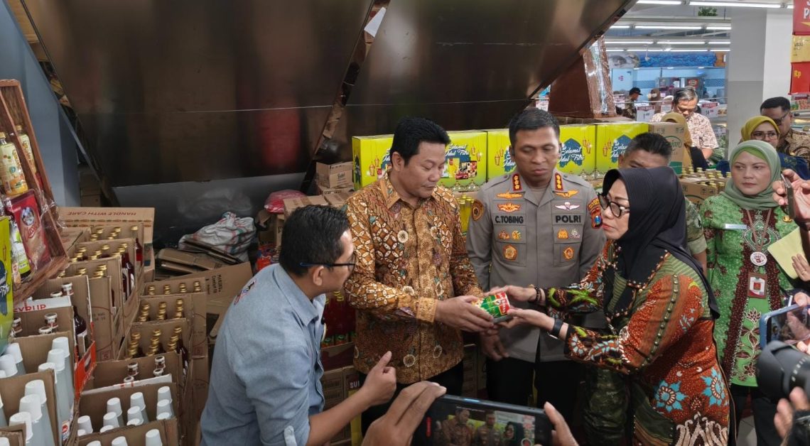 Bupati Sidoarjo Temukan Daging Berubah Warna saat Sidak Pangan di Ritel Modern 1 Bupati Sidoarjo