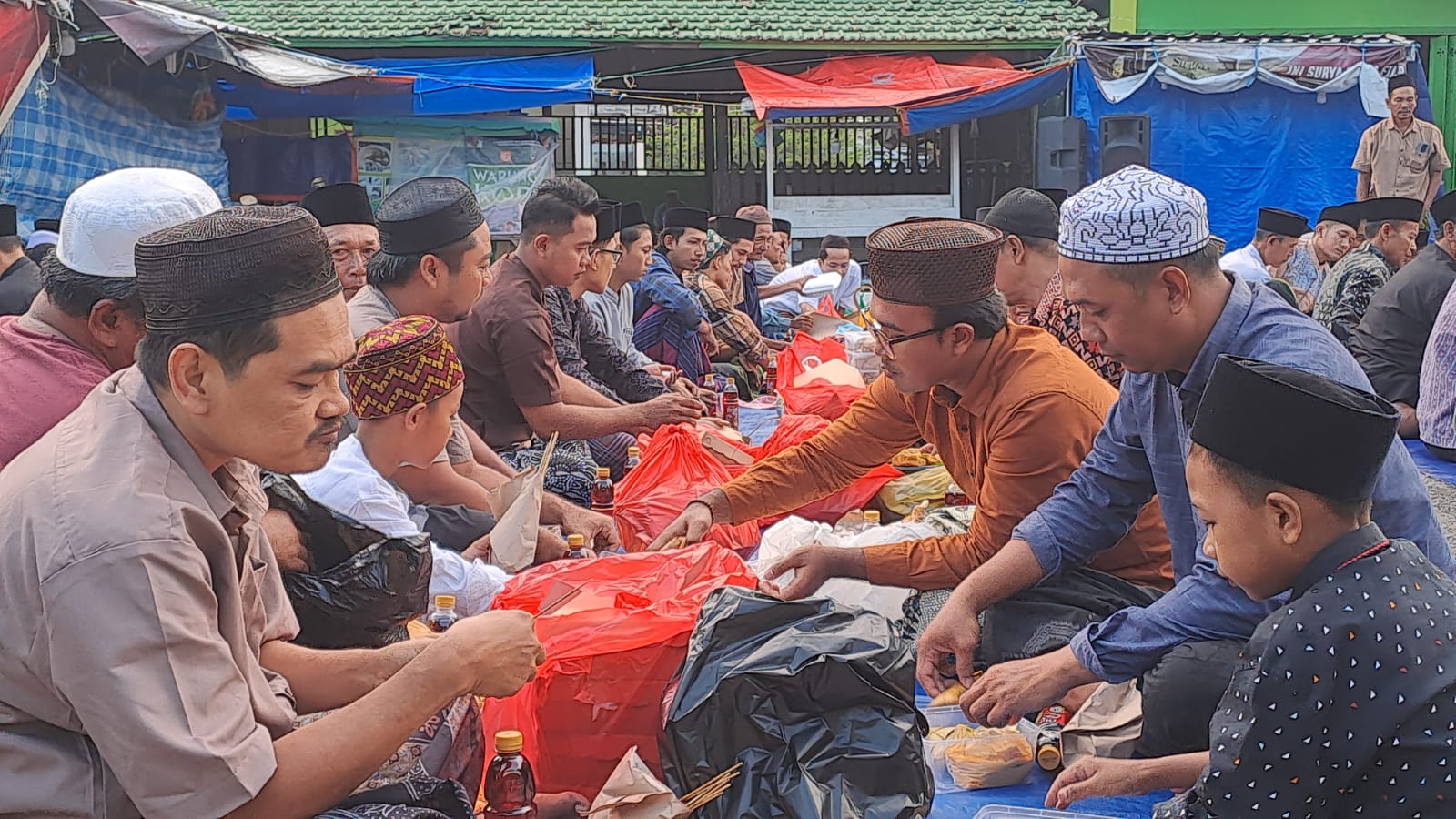 Dus-dusan Sekampung Usai Lebaran Ketupat, Tradisi Buang Sial Dipercaya Sembuhkan Penyakit 2 Dus-dusan Sekampung