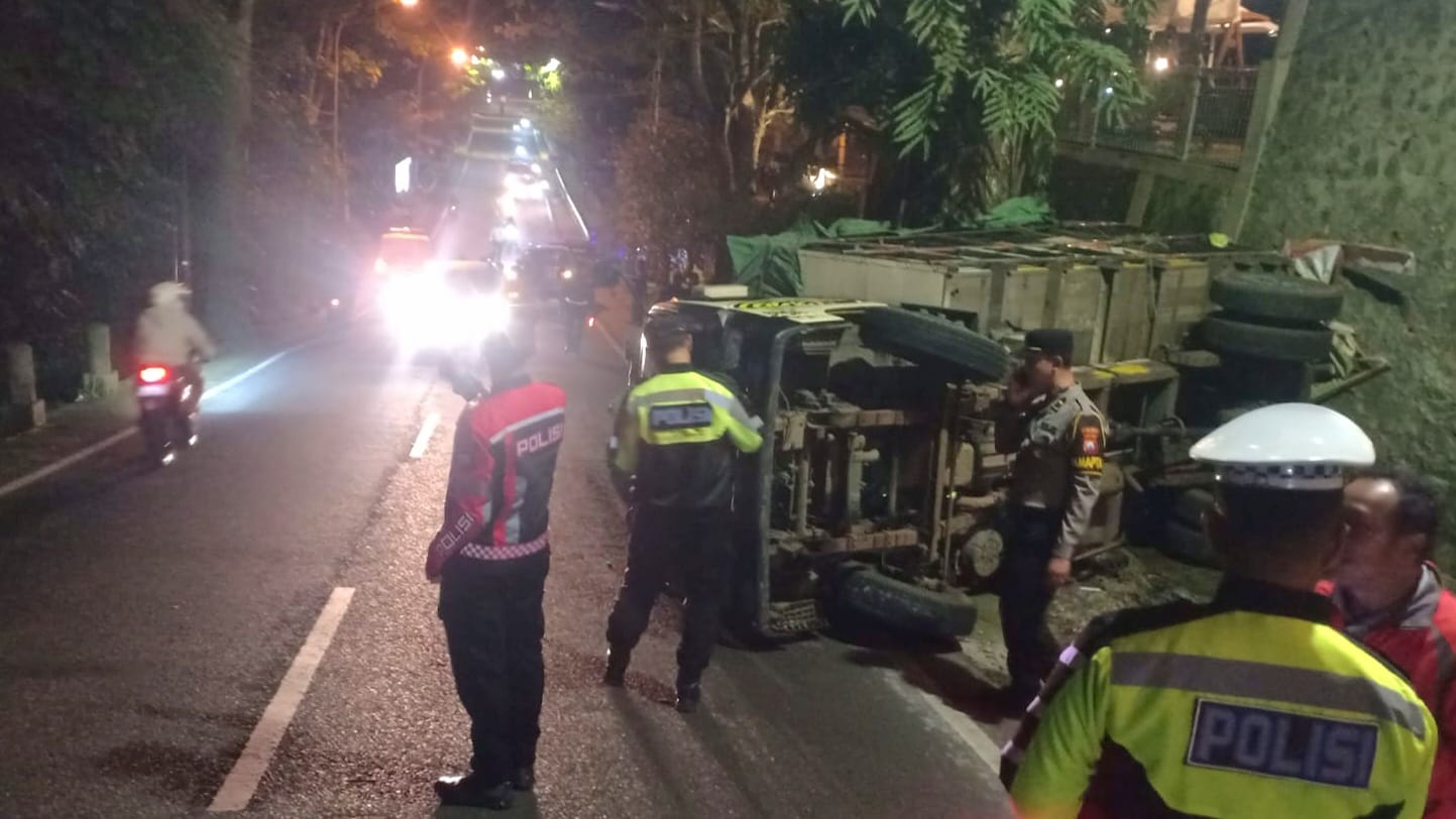 Truk Muatan Sayur Kol 6 Ton Terguling Saat Tak Kuat Menanjak di Kali Lanang Kota Batu 2 Truk muatan sayur kol