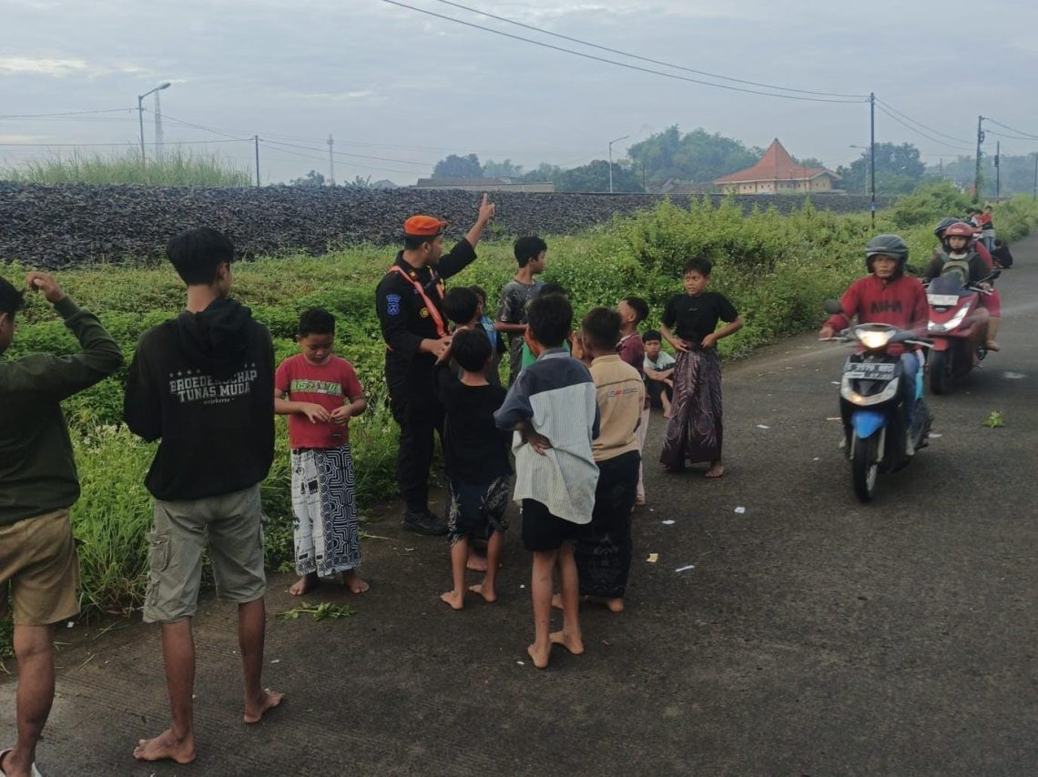 Warning KAI! Warga Mojokerto Diminta Tak Ngabuburit di Rel Kereta Api 1 ngabuburit di rel kereta api