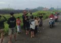 ngabuburit di rel kereta api