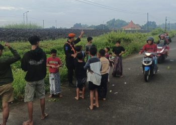 ngabuburit di rel kereta api