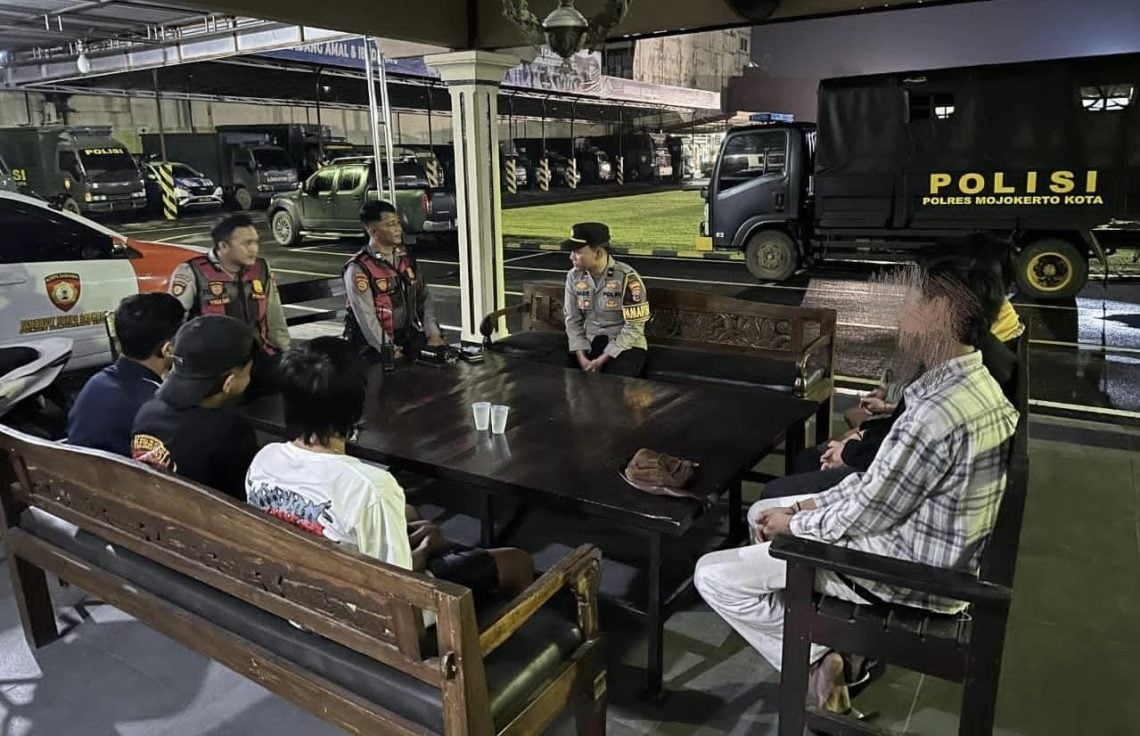 Tawuran Remaja Indikasi Dalam Pengaruh Alkohol Berhasil Dibubarkan Polres Mojokerto Kota 1 Tawuran Remaja