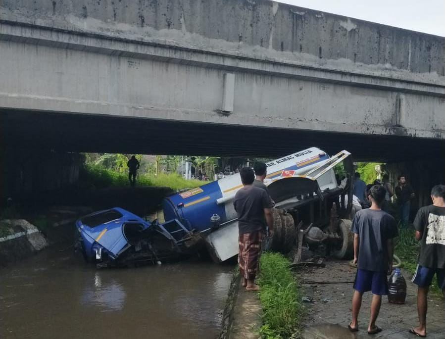Sopir Luka Parah Setelah Truk Muatan Solar Terjun Bebas di Tol Jombang-Mojokerto 1 Truk muatan solar