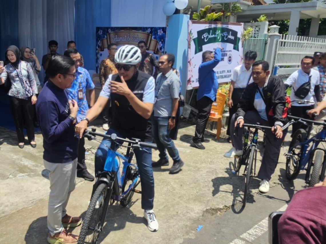 Wali Kota Malang, Wahyu Hidayat bersepeda saat hadiri agenda resmi (M Sholeh)