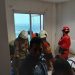 3 Jam Evakuasi Petugas Pembersih Kaca, Damkar Surabaya Terkendala Cuaca Ekstrem 8 Petugas pembersih kaca.