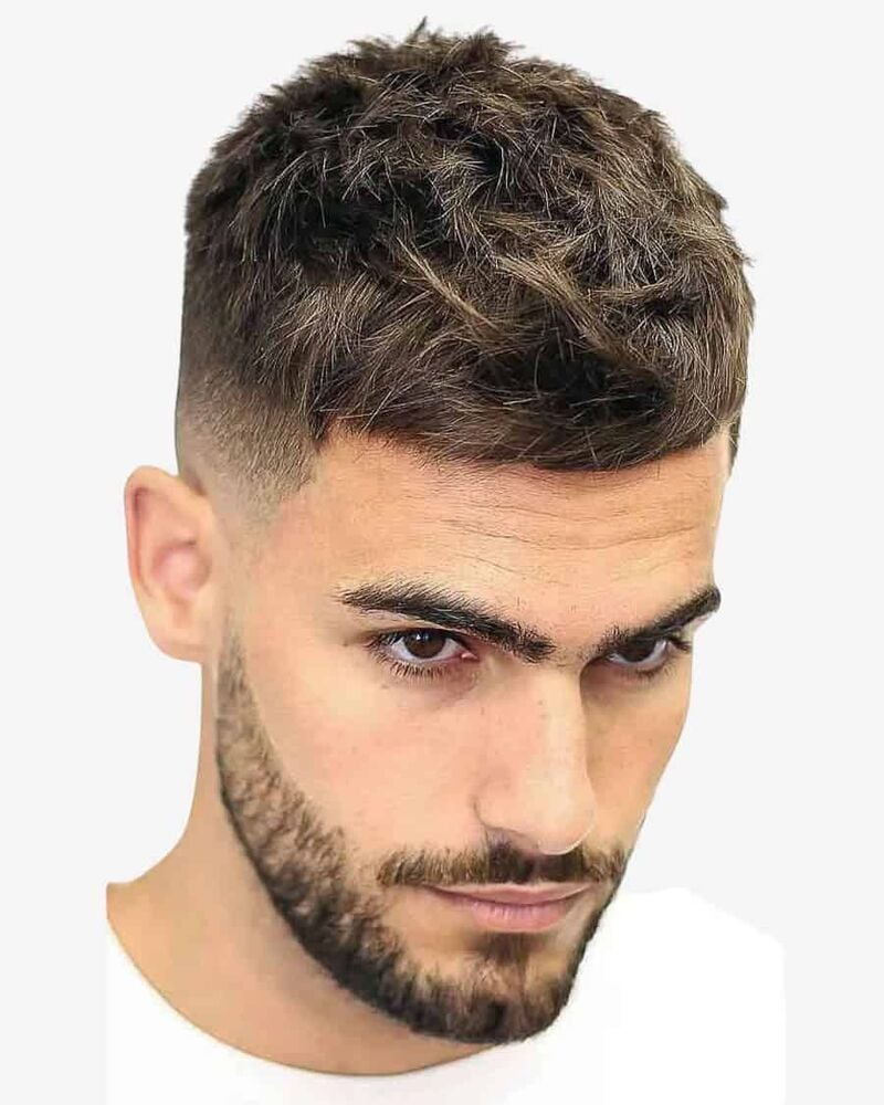 7 Potongan Rambut Pria Fresh untuk Lebaran 2026, Wajah Auto Bikin Pangling Pasangan 1 Potongan rambut pria.