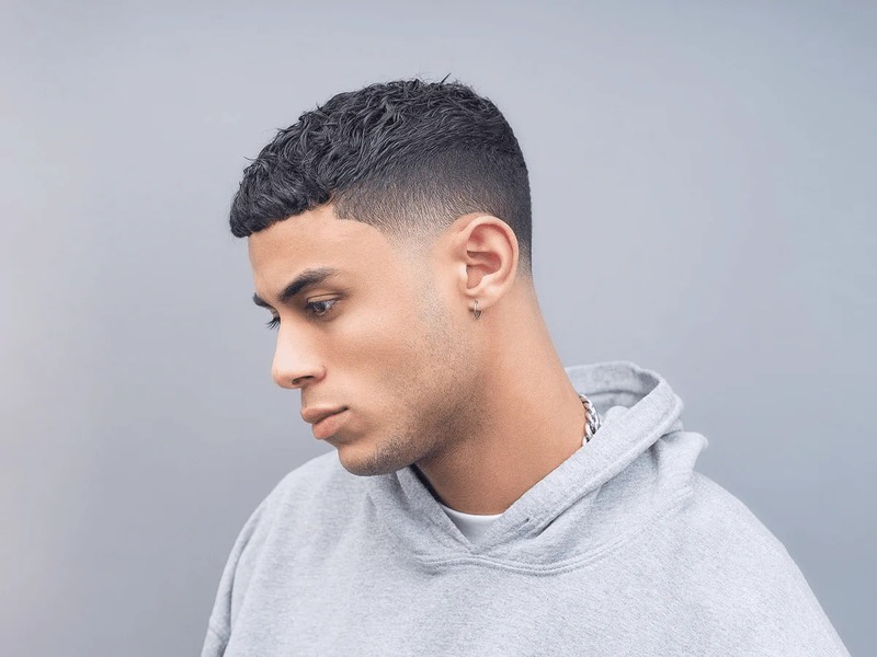 7 Potongan Rambut Pria Fresh untuk Lebaran 2026, Wajah Auto Bikin Pangling Pasangan 4 Potongan rambut pria tahun 2026.