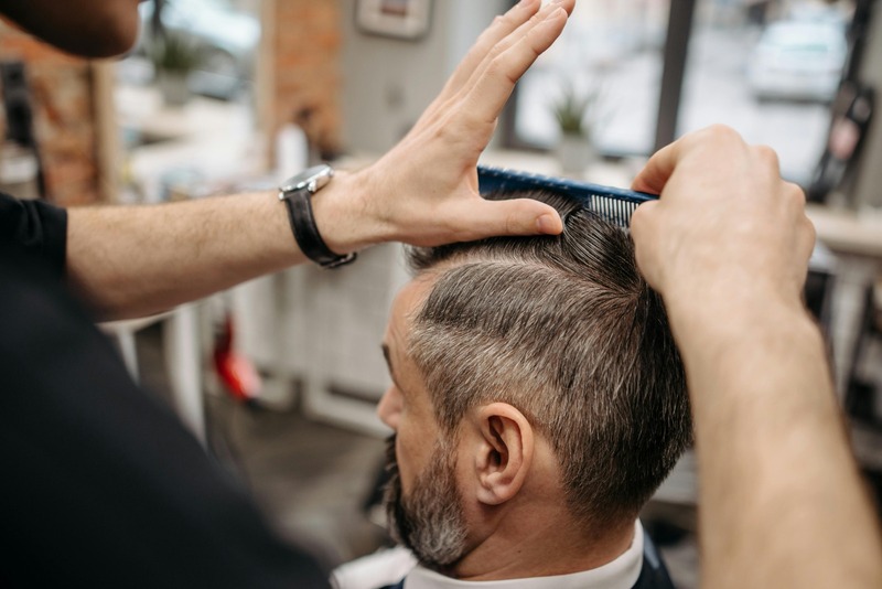 7 Potongan Rambut Pria Fresh untuk Lebaran 2026, Wajah Auto Bikin Pangling Pasangan 2 Gaya potongan rambut pria 2026.