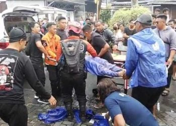 Insiden Tembok Balkon Rumah 15 Meter di Surabaya Ambrol, Satu Korban Tewas Tertimpa saat Melintas 1 Tembok balkon rumah.