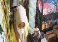 Perempuan bermasker di Pasuruan.