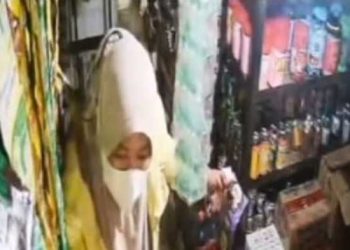 Perempuan Bermasker di Pasuruan Curi Uang Rp15 Juta Toko Snack Pasar Pandaan, Polisi Selidiki Identitas Pelaku 1 Perempuan bermasker di Pasuruan.