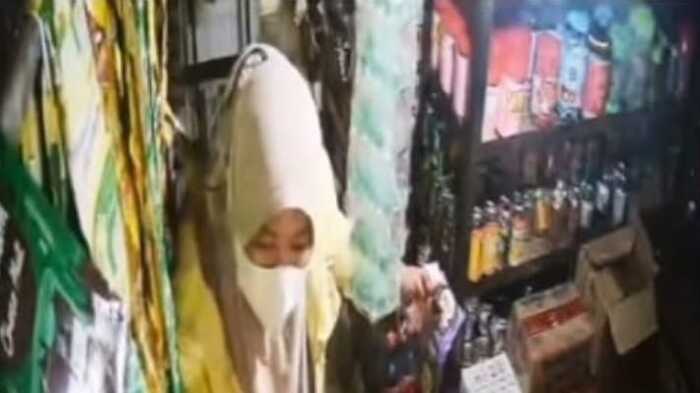 Perempuan Bermasker di Pasuruan Curi Uang Rp15 Juta Toko Snack Pasar Pandaan, Polisi Selidiki Identitas Pelaku 1 Perempuan bermasker di Pasuruan.
