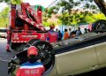 Mobil terbalik.