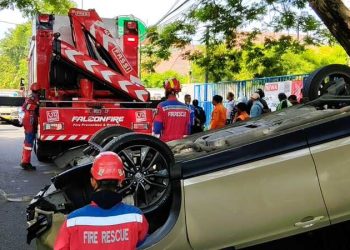 Mobil terbalik.