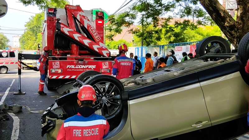 Sopir Ngantuk, Mobil Terbalik di Darmokali Surabaya, Satu Pemotor Luka-Luka 1 Mobil terbalik.
