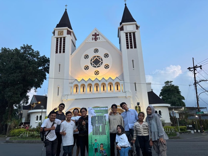 Sambut Malam Lailatul Qadar, Difabel Takjil Kota Malang Bagikan 500 Takjil Gratis di Depan Gereja Ijen 1 Difabel Takjil.